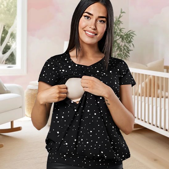 femme enceinte portant un T shirt allaitement noir avec motif d'etoie