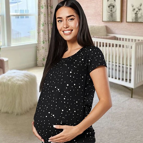 femme enceinte portant un T shirt allaitement noir avec motif d'etoie