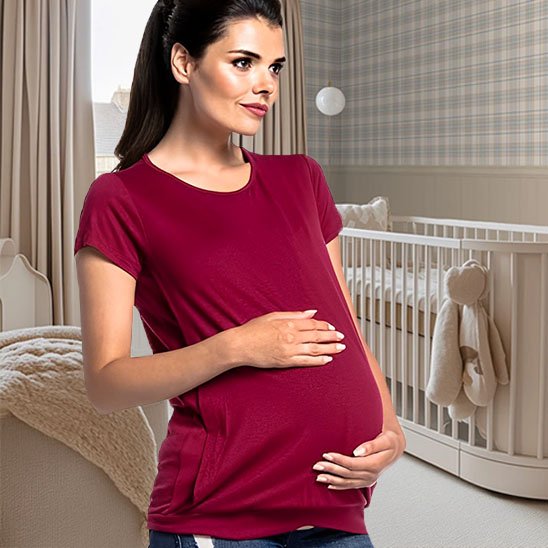 femme enceinte portant un T shirt allaitement rouge