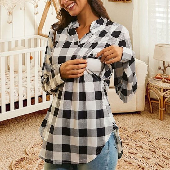 femme portant un T shirt allaitement en carreau et montrant l'ouverture d'allaitement