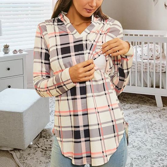 femme portant un T shirt allaitement en carreau et montrant l'ouverture d'allaitement