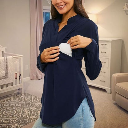 femme portant un T shirt allaitement noire et montrant l'ouverture d'allaitement